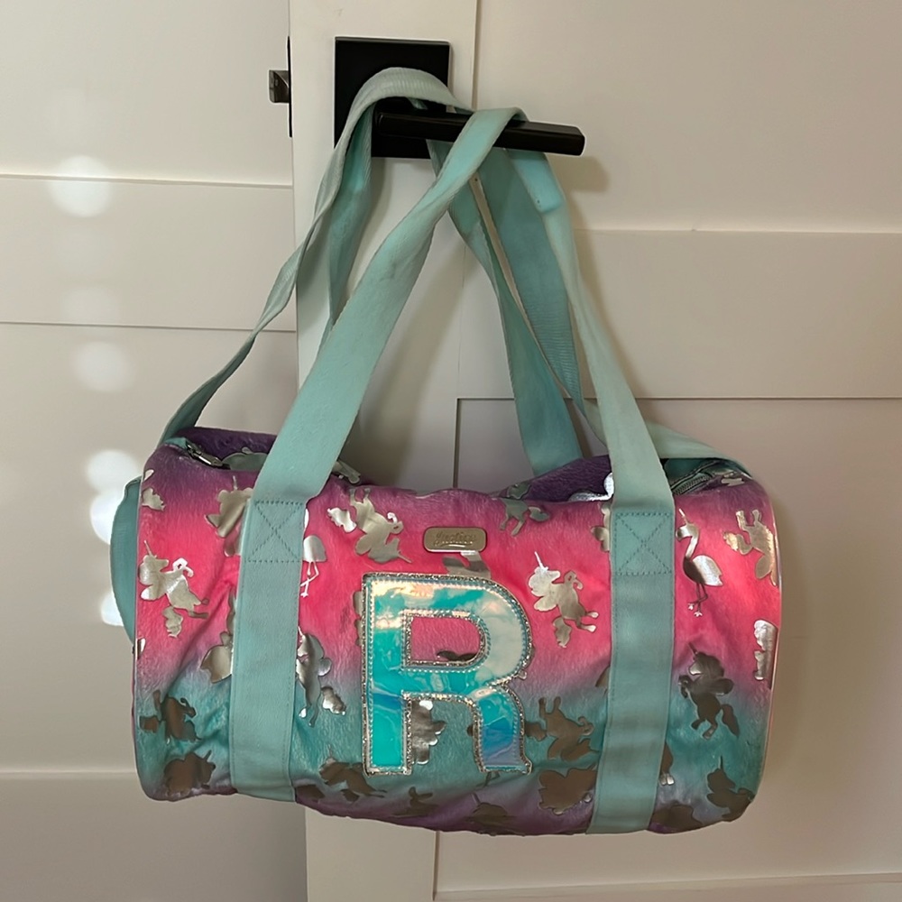 Justice: Adjustable shoulder strap, 2 short straps, zippered duffle bag